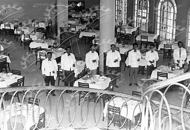 México 20 de mayo de 1970 - Comedor con meseros, Instalaciones en Puebla